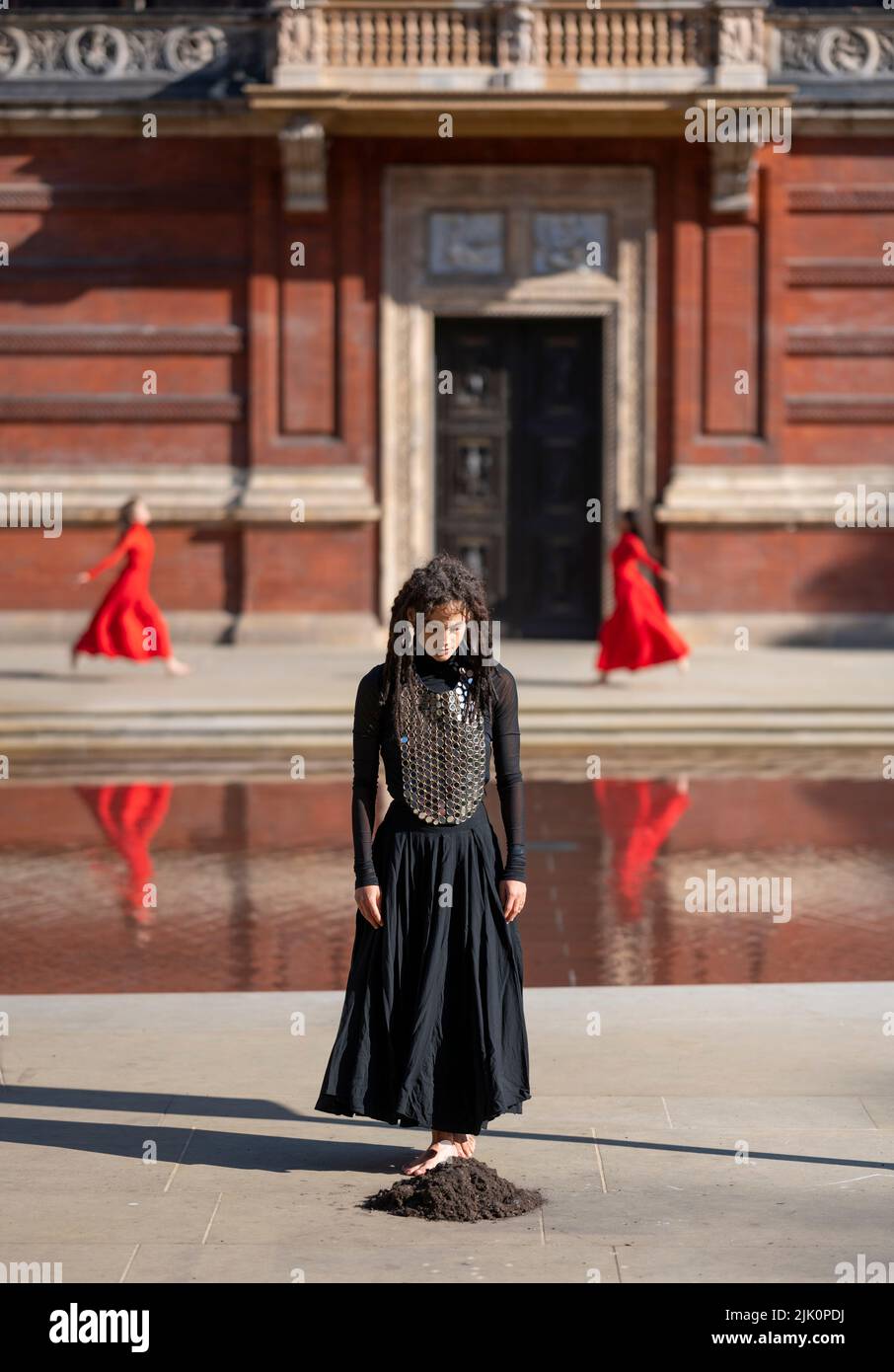 V&A, LONDON, GROSSBRITANNIEN. 29. Juli 2022. Die neue Installation What is Seen and What is Not des British Council und V&A, eine dreiteilige Hauptinstallation von Osman Yousefzada, die mit einer visuell reichen Tanzperformance der Akram Khan Dance Company (Dancers: Yesica Castellon Jimenez, Sofia Rafiqui, Aishani Ghosh) bringt die Farben Pakistans in die V&A durch drei großangelegte Aktivierungen, die auf den 75.. Jahrestag Pakistans eingehen und die Themen Migration und Vertreibung bis zum 25. September 2022 thematisieren. Quelle: Malcolm Park/Alamy Live News Stockfoto