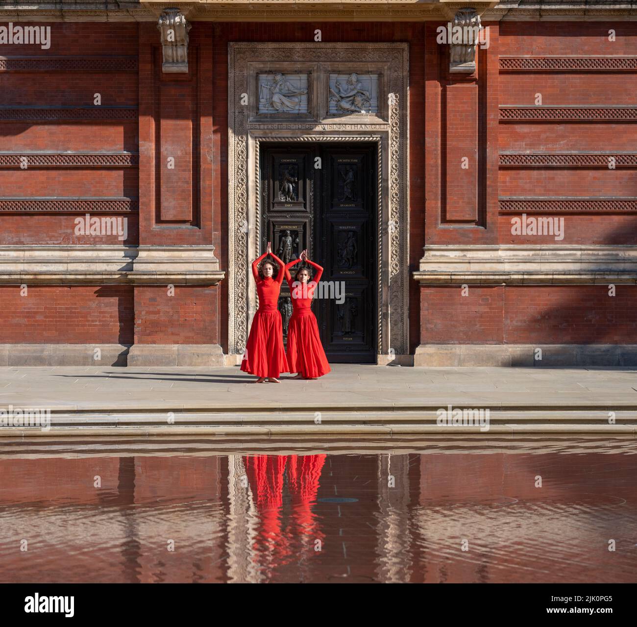 V&A, LONDON, GROSSBRITANNIEN. 29. Juli 2022. Die neue Installation What is Seen and What is Not des British Council und V&A, eine dreiteilige Hauptinstallation von Osman Yousefzada, die mit einer visuell reichen Tanzperformance der Akram Khan Dance Company (Dancers: Yesica Castellon Jimenez, Sofia Rafiqui, Aishani Ghosh) bringt die Farben Pakistans in die V&A durch drei großangelegte Aktivierungen, die auf den 75.. Jahrestag Pakistans eingehen und die Themen Migration und Vertreibung bis zum 25. September 2022 thematisieren. Quelle: Malcolm Park/Alamy Live News Stockfoto