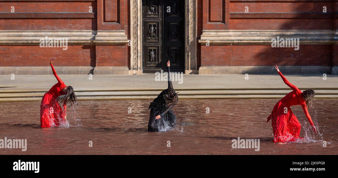 V&A, LONDON, GROSSBRITANNIEN. 29. Juli 2022. Die neue Installation What is Seen and What is Not des British Council und V&A, eine dreiteilige Hauptinstallation von Osman Yousefzada, die mit einer visuell reichen Tanzperformance der Akram Khan Dance Company (Dancers: Yesica Castellon Jimenez, Sofia Rafiqui, Aishani Ghosh) bringt die Farben Pakistans in die V&A durch drei großangelegte Aktivierungen, die auf den 75.. Jahrestag Pakistans eingehen und die Themen Migration und Vertreibung bis zum 25. September 2022 thematisieren. Quelle: Malcolm Park/Alamy Live News Stockfoto