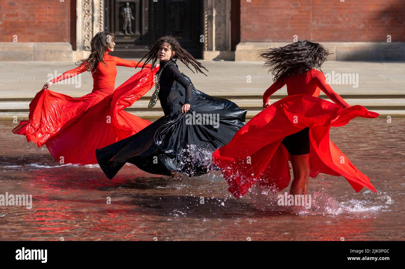 V&A, LONDON, GROSSBRITANNIEN. 29. Juli 2022. Die neue Installation What is Seen and What is Not des British Council und V&A, eine dreiteilige Hauptinstallation von Osman Yousefzada, die mit einer visuell reichen Tanzperformance der Akram Khan Dance Company (Dancers: Yesica Castellon Jimenez, Sofia Rafiqui, Aishani Ghosh) bringt die Farben Pakistans in die V&A durch drei großangelegte Aktivierungen, die auf den 75.. Jahrestag Pakistans eingehen und die Themen Migration und Vertreibung bis zum 25. September 2022 thematisieren. Quelle: Malcolm Park/Alamy Live News Stockfoto