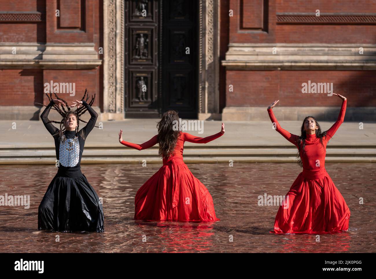 V&A, LONDON, GROSSBRITANNIEN. 29. Juli 2022. Die neue Installation What is Seen and What is Not des British Council und V&A, eine dreiteilige Hauptinstallation von Osman Yousefzada, die mit einer visuell reichen Tanzperformance der Akram Khan Dance Company (Dancers: Yesica Castellon Jimenez, Sofia Rafiqui, Aishani Ghosh) bringt die Farben Pakistans in die V&A durch drei großangelegte Aktivierungen, die auf den 75.. Jahrestag Pakistans eingehen und die Themen Migration und Vertreibung bis zum 25. September 2022 thematisieren. Quelle: Malcolm Park/Alamy Live News Stockfoto
