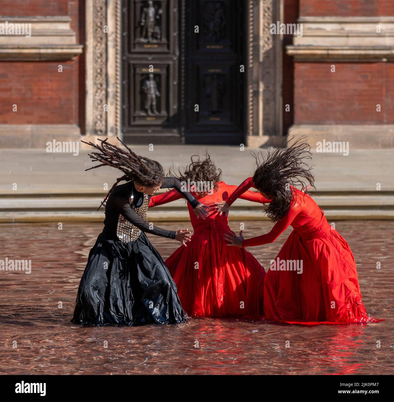 V&A, LONDON, GROSSBRITANNIEN. 29. Juli 2022. Die neue Installation What is Seen and What is Not des British Council und V&A, eine dreiteilige Hauptinstallation von Osman Yousefzada, die mit einer visuell reichen Tanzperformance der Akram Khan Dance Company (Dancers: Yesica Castellon Jimenez, Sofia Rafiqui, Aishani Ghosh) bringt die Farben Pakistans in die V&A durch drei großangelegte Aktivierungen, die auf den 75.. Jahrestag Pakistans eingehen und die Themen Migration und Vertreibung bis zum 25. September 2022 thematisieren. Quelle: Malcolm Park/Alamy Live News Stockfoto