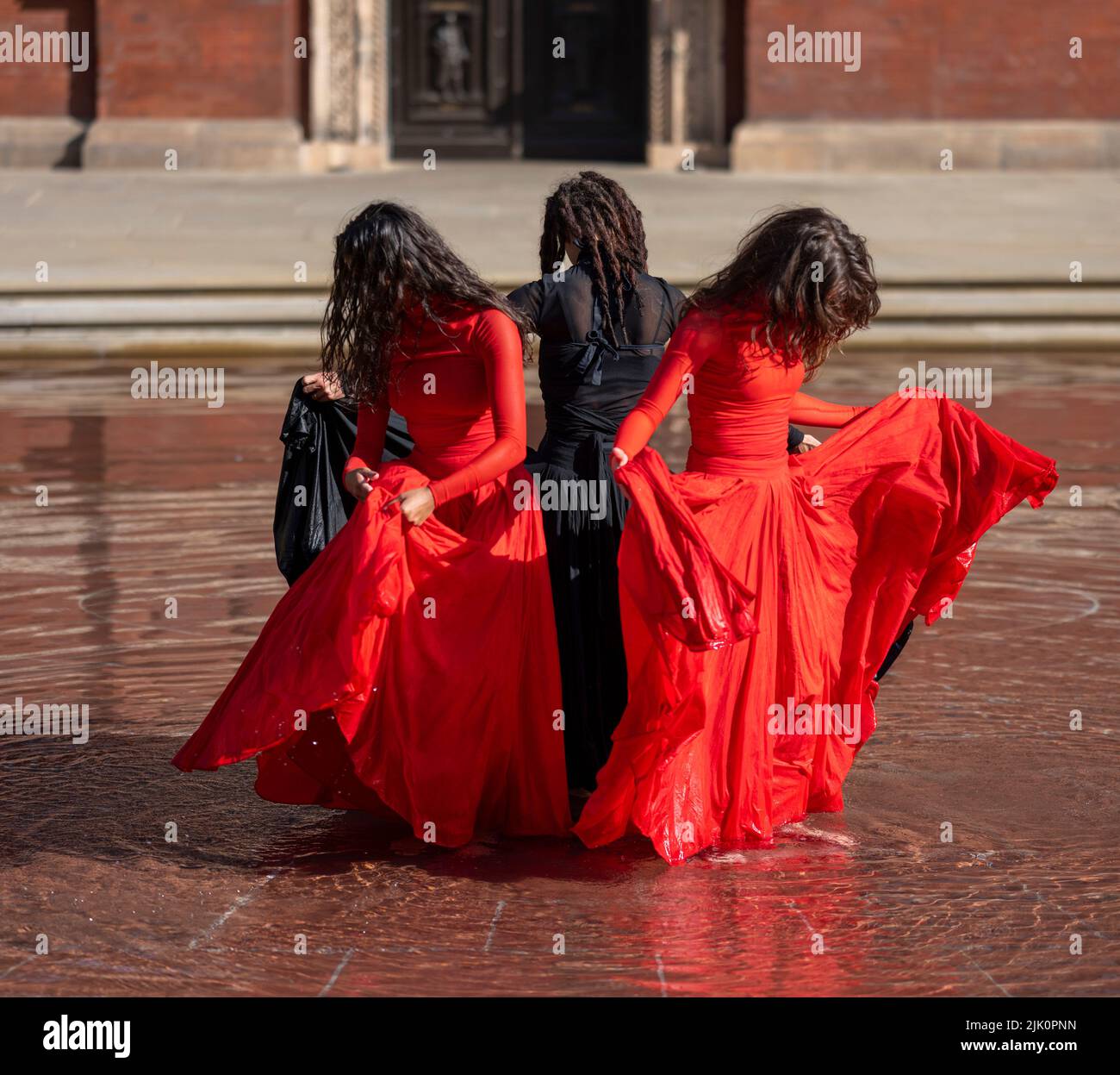 V&A, LONDON, GROSSBRITANNIEN. 29. Juli 2022. Die neue Installation What is Seen and What is Not des British Council und V&A, eine dreiteilige Hauptinstallation von Osman Yousefzada, die mit einer visuell reichen Tanzperformance der Akram Khan Dance Company (Dancers: Yesica Castellon Jimenez, Sofia Rafiqui, Aishani Ghosh) bringt die Farben Pakistans in die V&A durch drei großangelegte Aktivierungen, die auf den 75.. Jahrestag Pakistans eingehen und die Themen Migration und Vertreibung bis zum 25. September 2022 thematisieren. Quelle: Malcolm Park/Alamy Live News Stockfoto