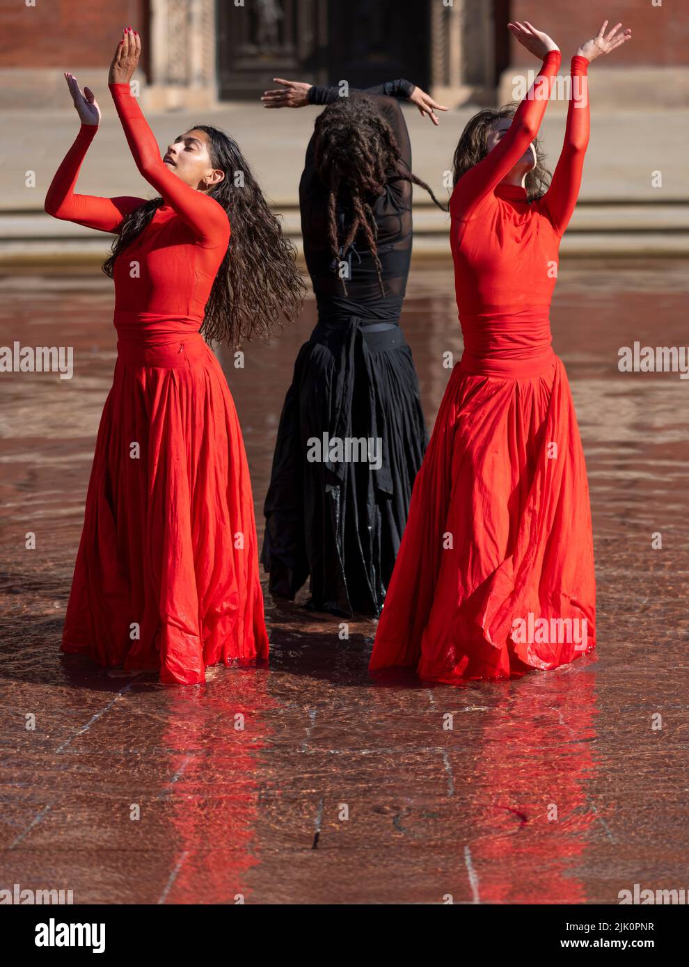 V&A, LONDON, GROSSBRITANNIEN. 29. Juli 2022. Die neue Installation What is Seen and What is Not des British Council und V&A, eine dreiteilige Hauptinstallation von Osman Yousefzada, die mit einer visuell reichen Tanzperformance der Akram Khan Dance Company (Dancers: Yesica Castellon Jimenez, Sofia Rafiqui, Aishani Ghosh) bringt die Farben Pakistans in die V&A durch drei großangelegte Aktivierungen, die auf den 75.. Jahrestag Pakistans eingehen und die Themen Migration und Vertreibung bis zum 25. September 2022 thematisieren. Quelle: Malcolm Park/Alamy Live News Stockfoto