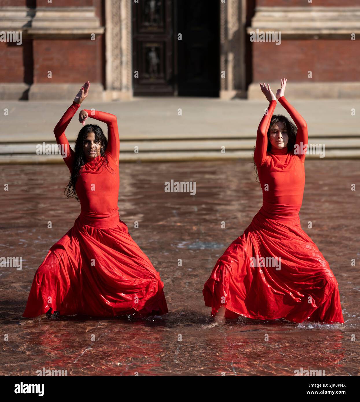 V&A, LONDON, GROSSBRITANNIEN. 29. Juli 2022. Die neue Installation What is Seen and What is Not des British Council und V&A, eine dreiteilige Hauptinstallation von Osman Yousefzada, die mit einer visuell reichen Tanzperformance der Akram Khan Dance Company (Dancers: Yesica Castellon Jimenez, Sofia Rafiqui, Aishani Ghosh) bringt die Farben Pakistans in die V&A durch drei großangelegte Aktivierungen, die auf den 75.. Jahrestag Pakistans eingehen und die Themen Migration und Vertreibung bis zum 25. September 2022 thematisieren. Quelle: Malcolm Park/Alamy Live News Stockfoto
