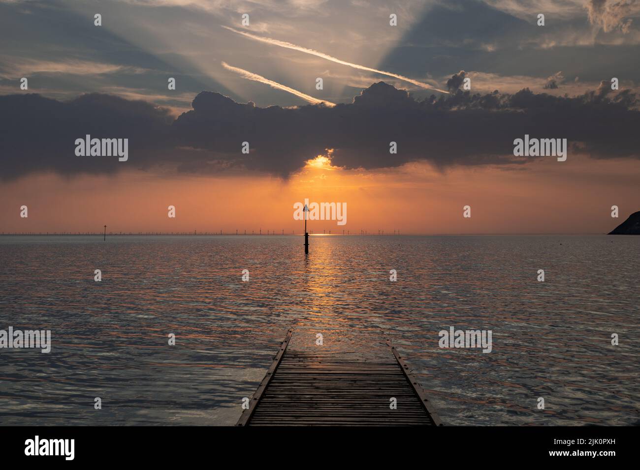 Hölzerner Steg bei Sonnenaufgang, Llandudno, Küste von Nordwales Stockfoto