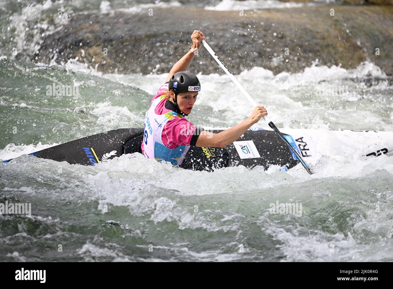 Augsburg, Deutschland. 29.. Juli 2022. Kanu/Slalom: Weltmeisterschaft, Kanu-Single, Vorläufe, Frauen. Lucie Baudu aus Frankreich startet in der Vorhitze 1. im Eiskanal. Quelle: Angelika Warmuth/dpa/Alamy Live News Stockfoto