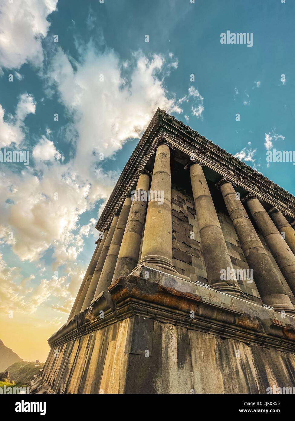 Ein wunderschöner alter hellenischer Tempel, der auf einem soliden Steinfundament erbaut wurde Stockfoto