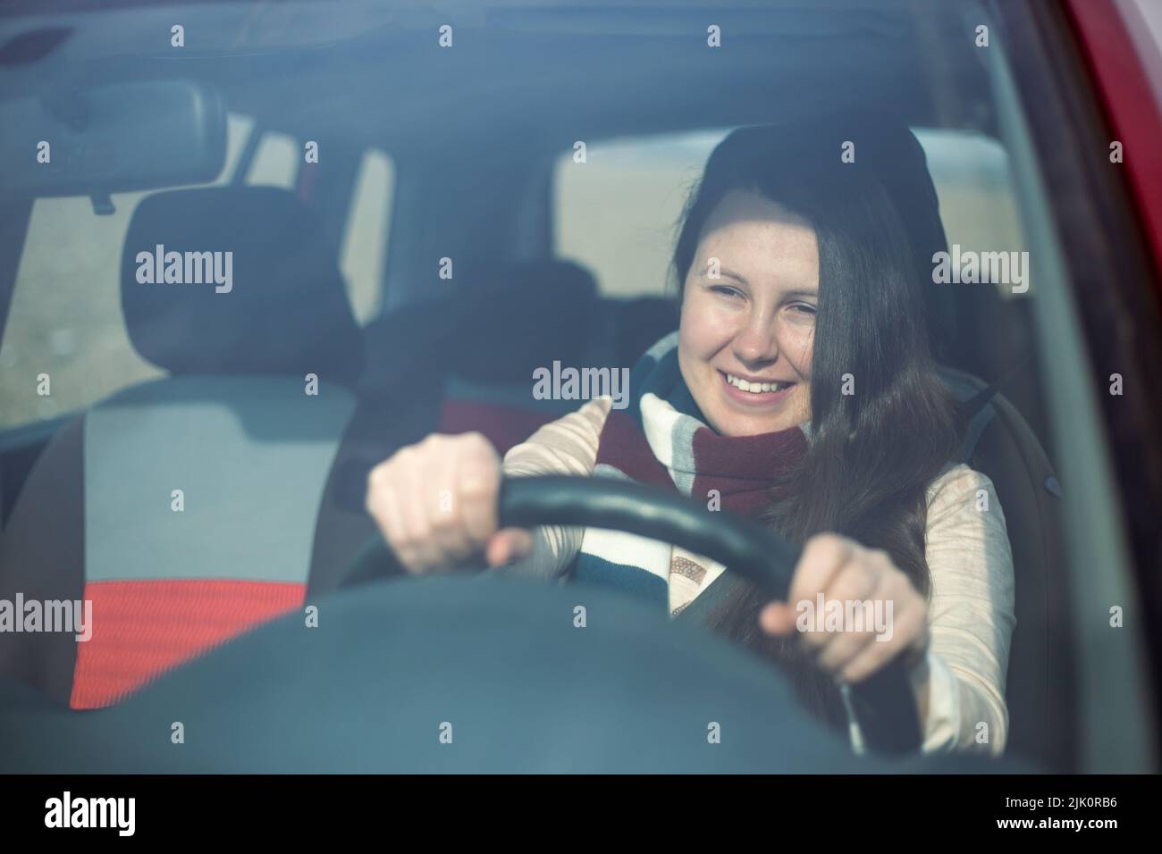 Junge Fahrerin genießt es, ihren neuen Führerschein, Transportkonzept, zu fahren Stockfoto