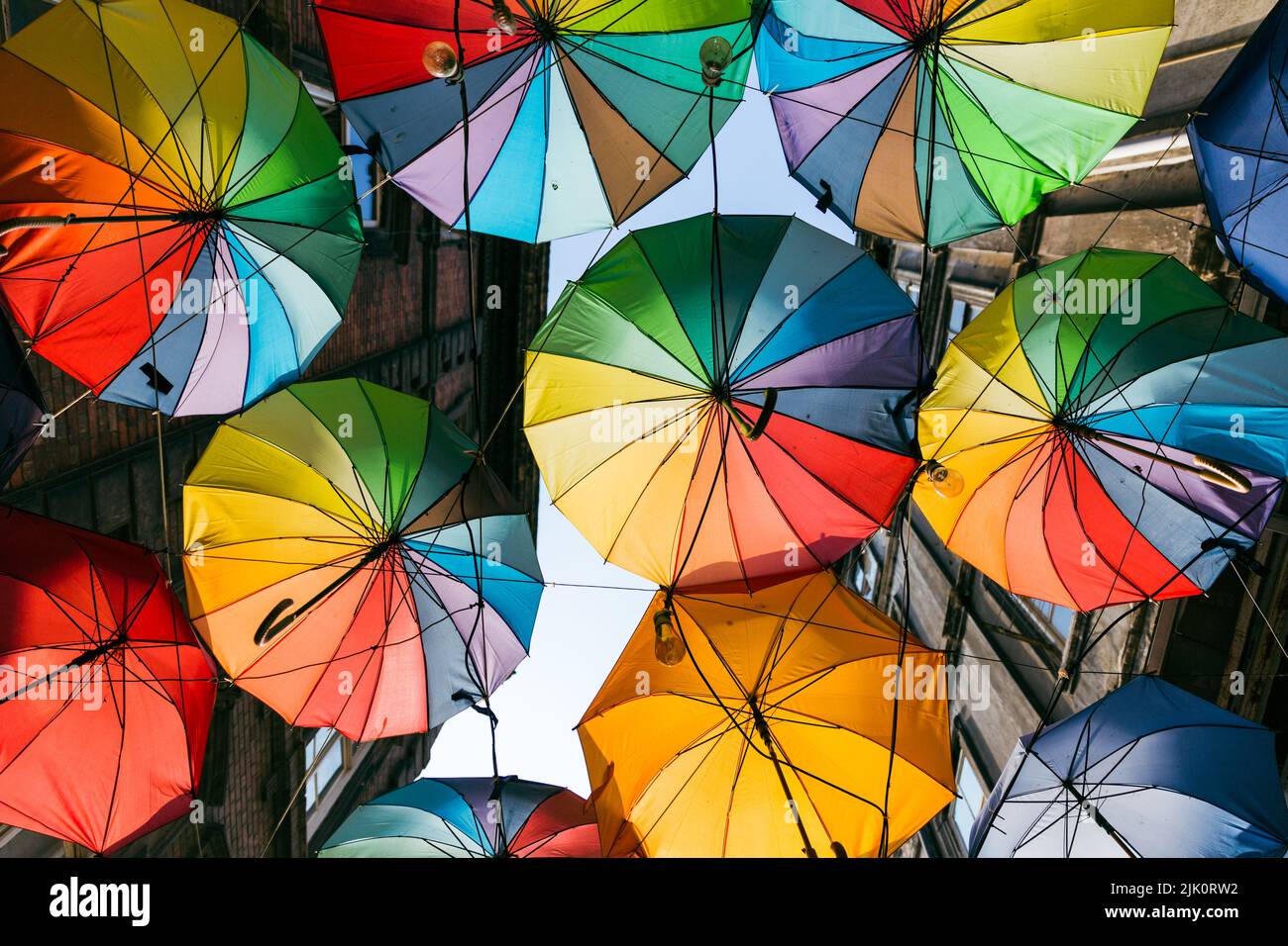 Schirme, die an der straße hängen -Fotos und -Bildmaterial in hoher  Auflösung – Alamy