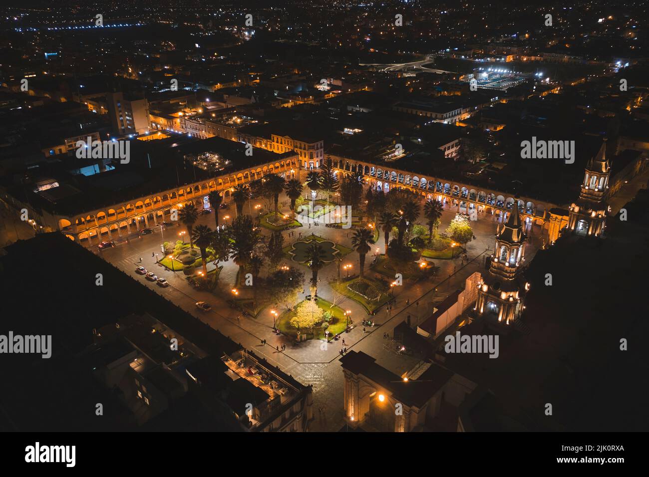 Luftdrohnenansicht des Hauptplatzes von Arequipa und der Kathedralkirche bei Nacht. Arequipa, Peru. Stockfoto