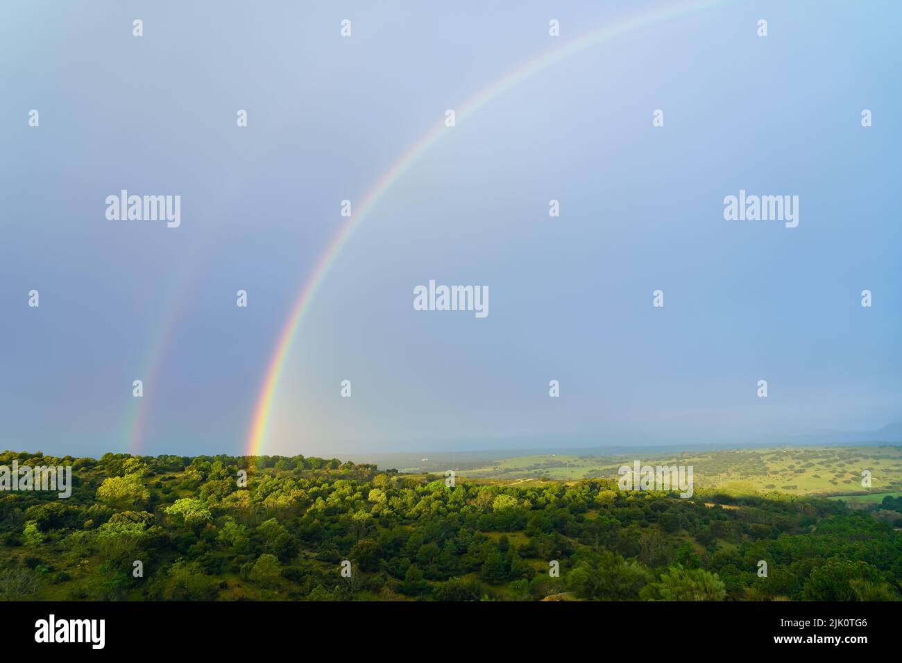 Regenbogen auf dem Feld nach dem Regensturm im Frühjahr. Madrid Stockfoto