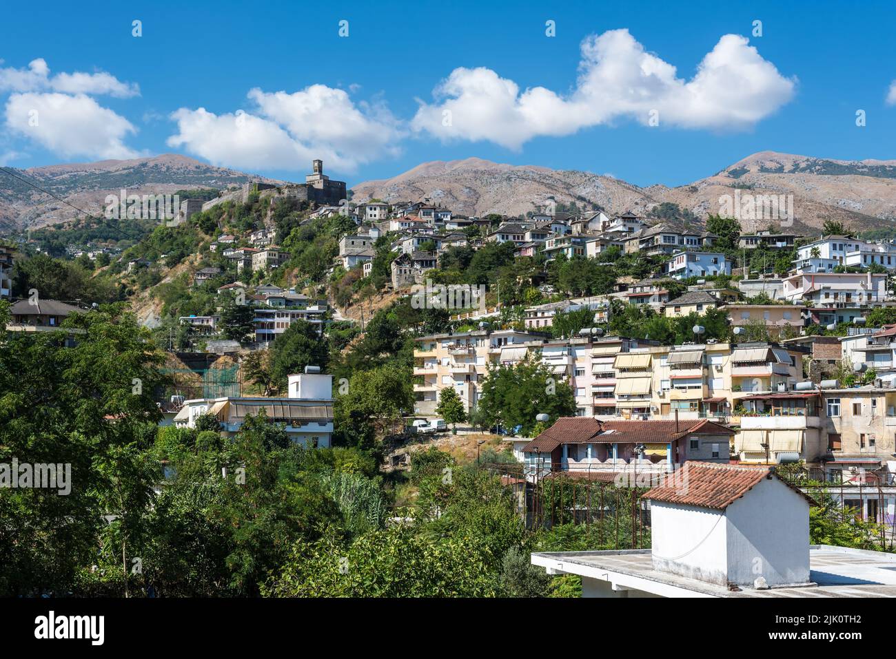 Gjirokaster, Albanien - 10. September 2022: Blick auf die Altstadt von Gjirokaster mit Schloss und Uhrenturm, UNESCO-Weltkulturerbe, Albanien. Stockfoto