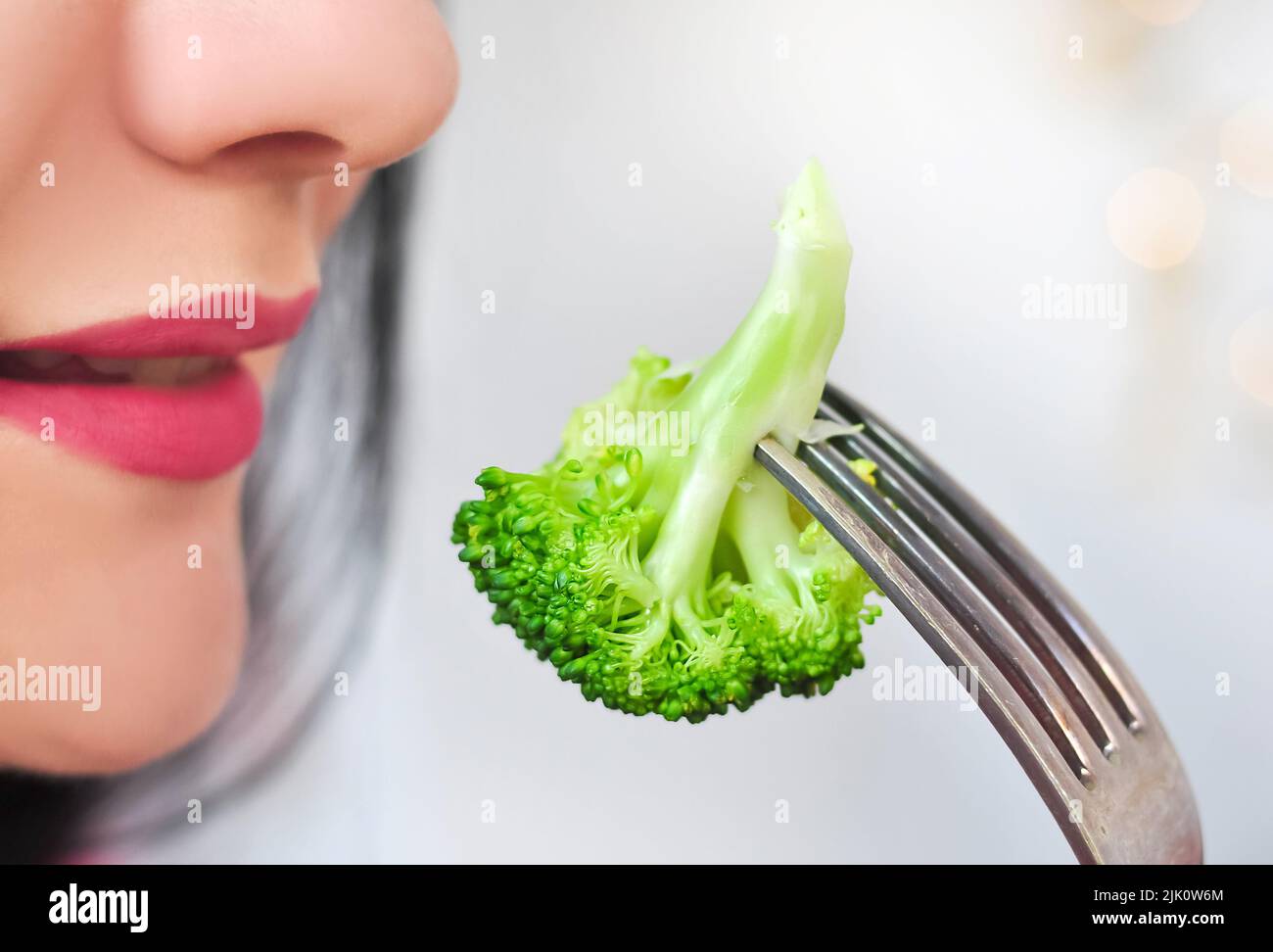 Gabel mit grünen frischen vegetarischen Brokkoli für Diät, kalorienarme Lebensmittel. Hochwertige Fotos Stockfoto