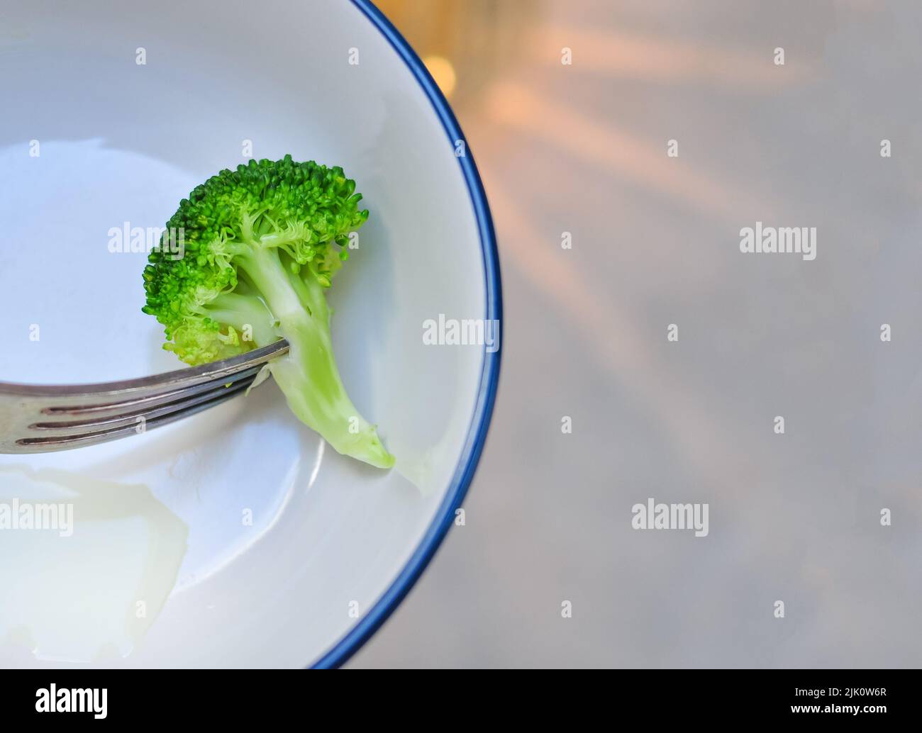 Gabel mit grünen frischen vegetarischen Brokkoli für Diät, kalorienarme Lebensmittel. Hochwertige Fotos Stockfoto