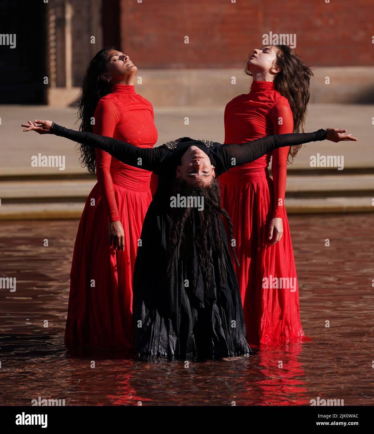 Die Performer (von links nach rechts) Aishani Ghosh, Yesica Castellon Jimenez und Sofia Rafiqui tanzen bei der neuen Installation What is Seen and What is Not von Osman Yousefzada im V&A Museum in London. Bilddatum: Freitag, 29. Juli 2022. Stockfoto