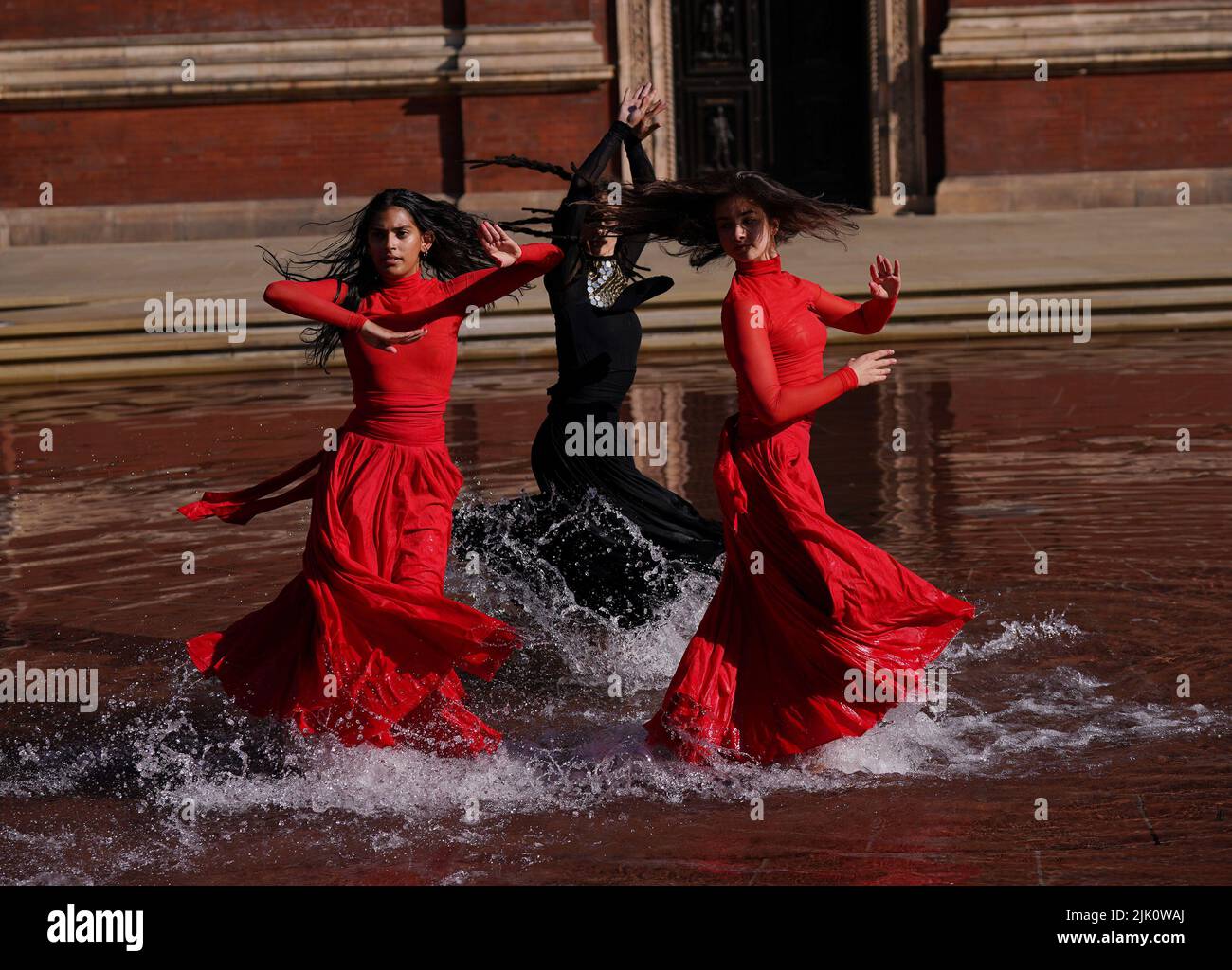 Die Performer (von links nach rechts) Aishani Ghosh, Yesica Castellon Jimenez und Sofia Rafiqui tanzen bei der neuen Installation What is Seen and What is Not von Osman Yousefzada im V&A Museum in London. Bilddatum: Freitag, 29. Juli 2022. Stockfoto
