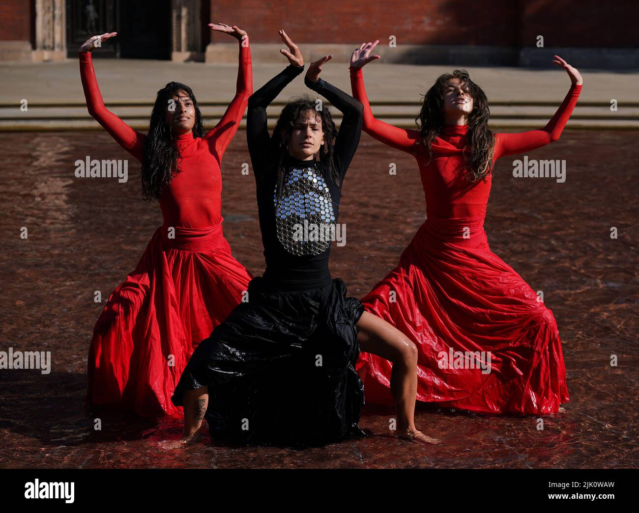 Die Performer (von links nach rechts) Aishani Ghosh, Yesica Castellon Jimenez und Sofia Rafiqui tanzen bei der neuen Installation What is Seen and What is Not von Osman Yousefzada im V&A Museum in London. Bilddatum: Freitag, 29. Juli 2022. Stockfoto