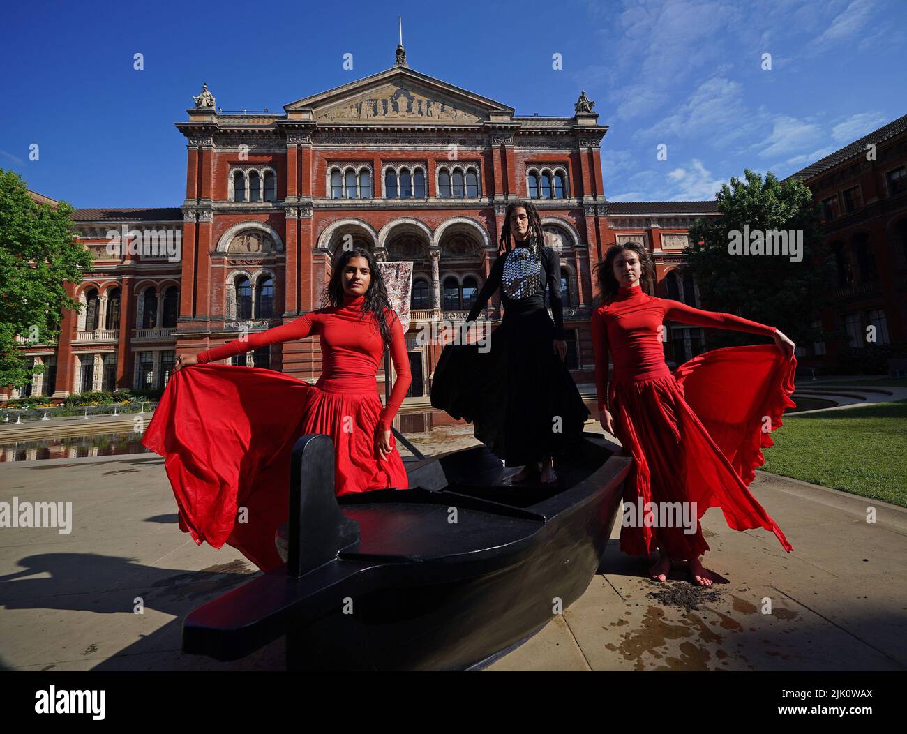 Die Performer (von links nach rechts) Aishani Ghosh, Yesica Castellon Jimenez und Sofia Rafiqui bei der neuen Installation What is Seen and What is Not von Osman Yousefzada im V&A Museum in London. Bilddatum: Freitag, 29. Juli 2022. Stockfoto