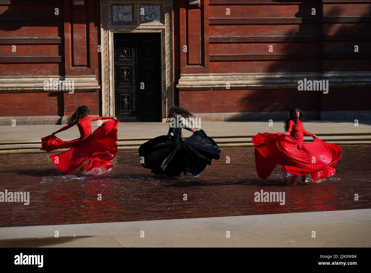 Die Performer (von links nach rechts) Sofia Rafiqui, Yesica Castellon Jimenez und Aishani Ghosh tanzen bei der neuen Installation What is Seen and What is Not von Osman Yousefzada im V&A Museum in London. Bilddatum: Freitag, 29. Juli 2022. Stockfoto