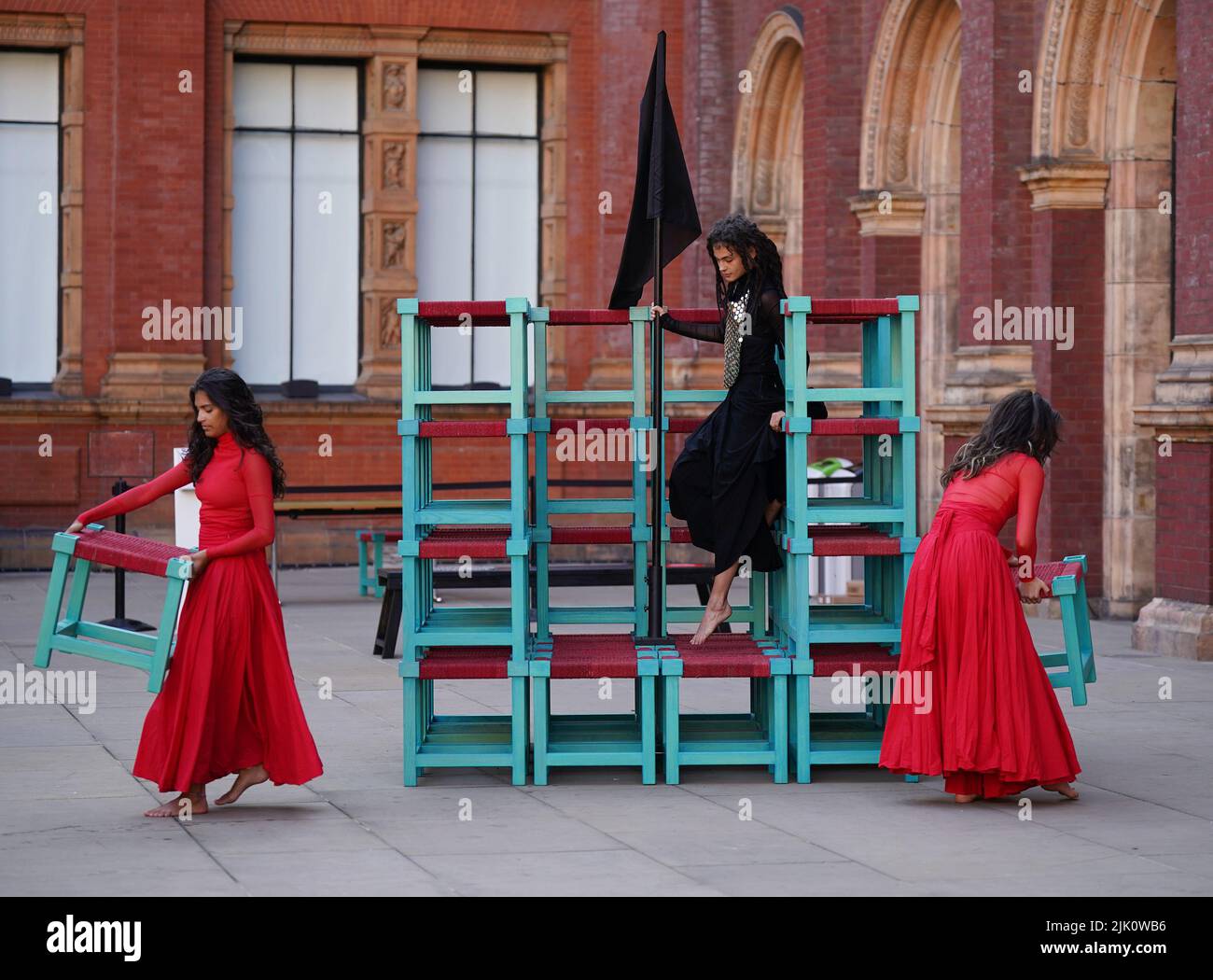 Die Performer (von links nach rechts) Aishani Ghosh, Yesica Castellon Jimenez und Sofia Rafiqui tanzen bei der neuen Installation What is Seen and What is Not von Osman Yousefzada im V&A Museum in London. Bilddatum: Freitag, 29. Juli 2022. Stockfoto