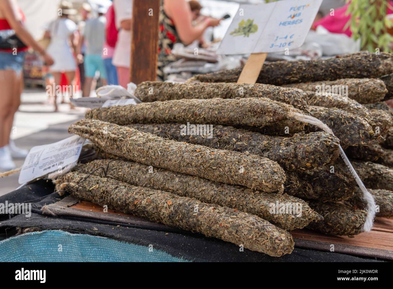 Wochenmarkt in der mallorquinischen Stadt Santanyi. Nahaufnahme des Würstelstandes. Insel Mallorca, Spanien. Stockfoto