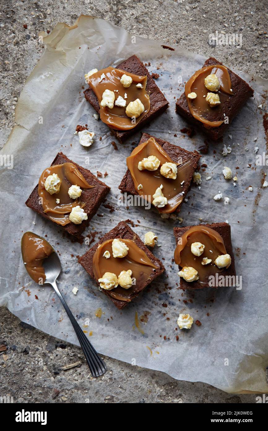 Schokoladen-Brownies mit gesalzenem Karamell und Popcorn Stockfoto