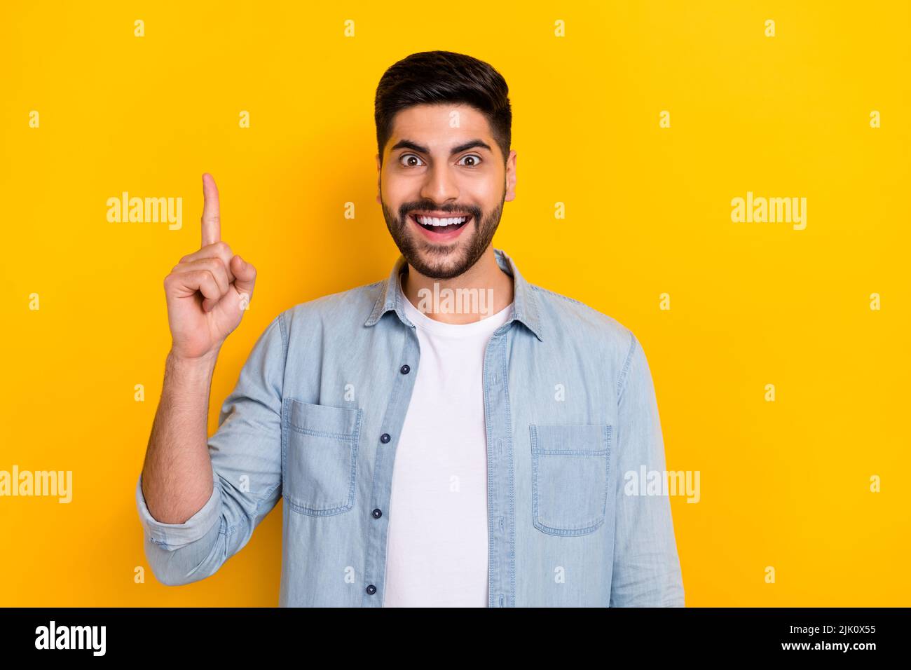 Foto von jungen Mann tragen Denim-Shirt bekam eine tolle Idee, wie mehr Anhänger youtube isoliert auf gelbem Hintergrund Stockfoto