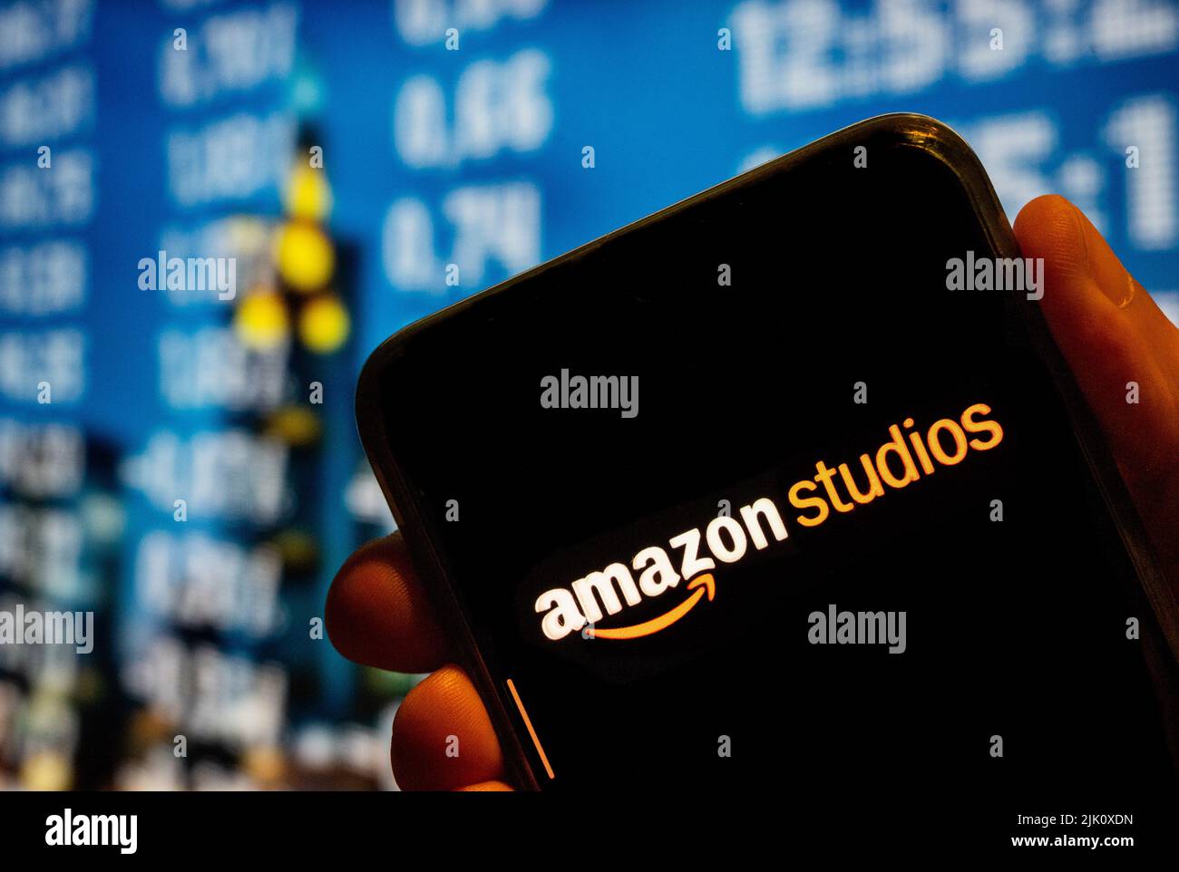 In dieser Abbildung, dem amerikanischen TV-Streaming-Produktionshändler von Amazon, wird das Amazon Studios-Logo auf einem Smartphone-Bildschirm angezeigt. Stockfoto