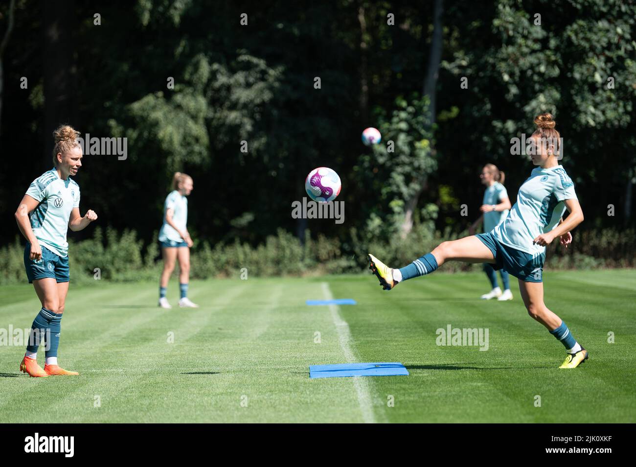 Watford, Großbritannien. 29.. Juli 2022. Fußball: Nationalmannschaft, Frauen, Euro 2022, Training, The Grove Hotel: Die Deutsche Linda Dallmann (l.) und Lina Magull trainieren. Quelle: Sebastian Gollnow/dpa - WICHTIGER HINWEIS: Gemäß den Anforderungen der DFL Deutsche Fußball Liga und des DFB Deutscher Fußball-Bund ist es untersagt, im Stadion und/oder vom Spiel aufgenommene Fotos in Form von Sequenzbildern und/oder videoähnlichen Fotoserien zu verwenden oder zu verwenden./dpa/Alamy Live News Stockfoto