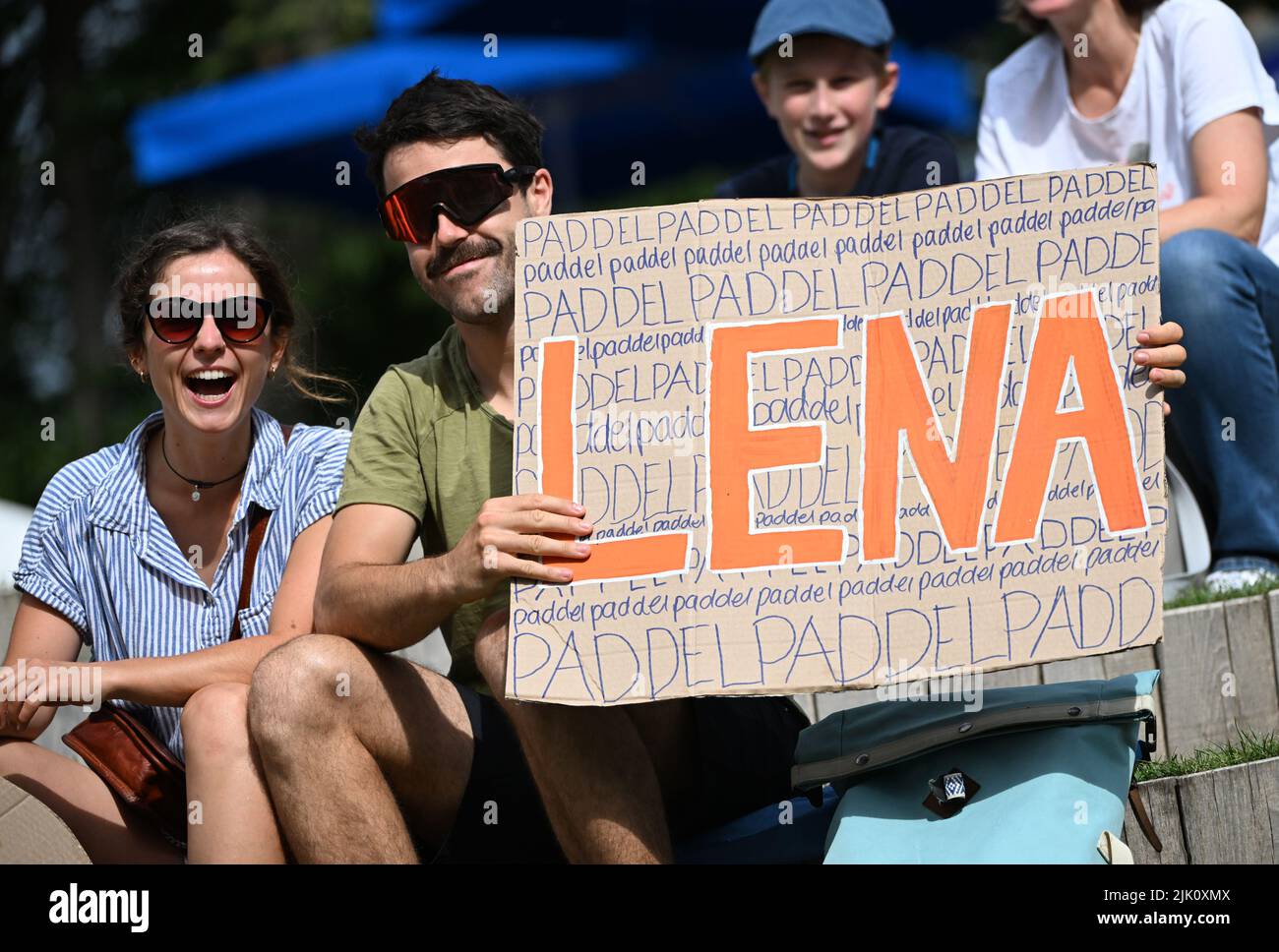 Augsburg, Deutschland. 29.. Juli 2022. Kanu/Slalom: Weltmeisterschaft, Kanu-Single, Heats, Männer. Fans der deutschen Starterin Elena Lilik heben ein Schild am Eiskanal. Quelle: Angelika Warmuth/dpa/Alamy Live News Stockfoto