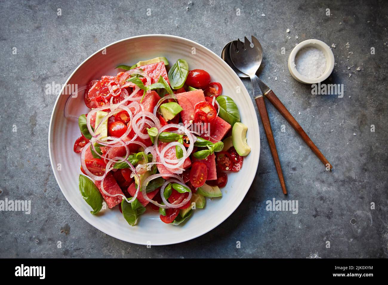 Ein Salat aus Wassermelone, Tomaten, Chili und Avocado Stockfoto