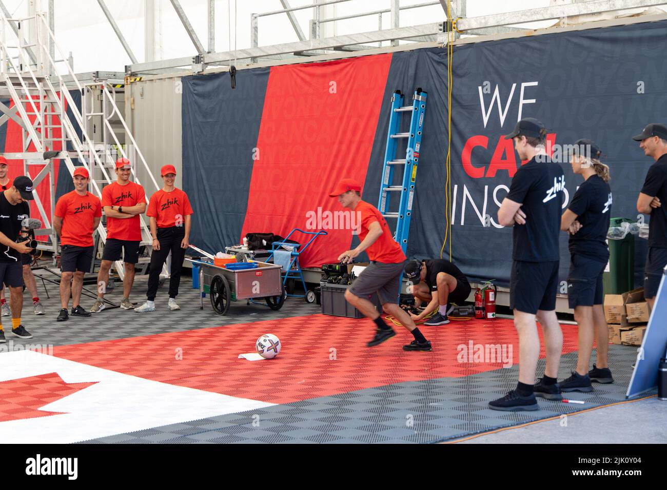 SailGP, Plymouth, Großbritannien. 29.. Juli 2022. Kanada und Neuseeland haben einen Fußballwettbewerb, während sie auf den Start ihrer Boote warten. Freitag ist Trainingstag für den Great British Sail Grand Prix, da die britische Ocean City das dritte Event der Saison 3 als das wettbewerbsfähigste Rennen auf dem Wasser ausrichtet. Die Veranstaltung kehrt am 30-31. Juli nach Plymouth zurück. Kredit: Julian Kemp/Alamy Live Nachrichten Stockfoto