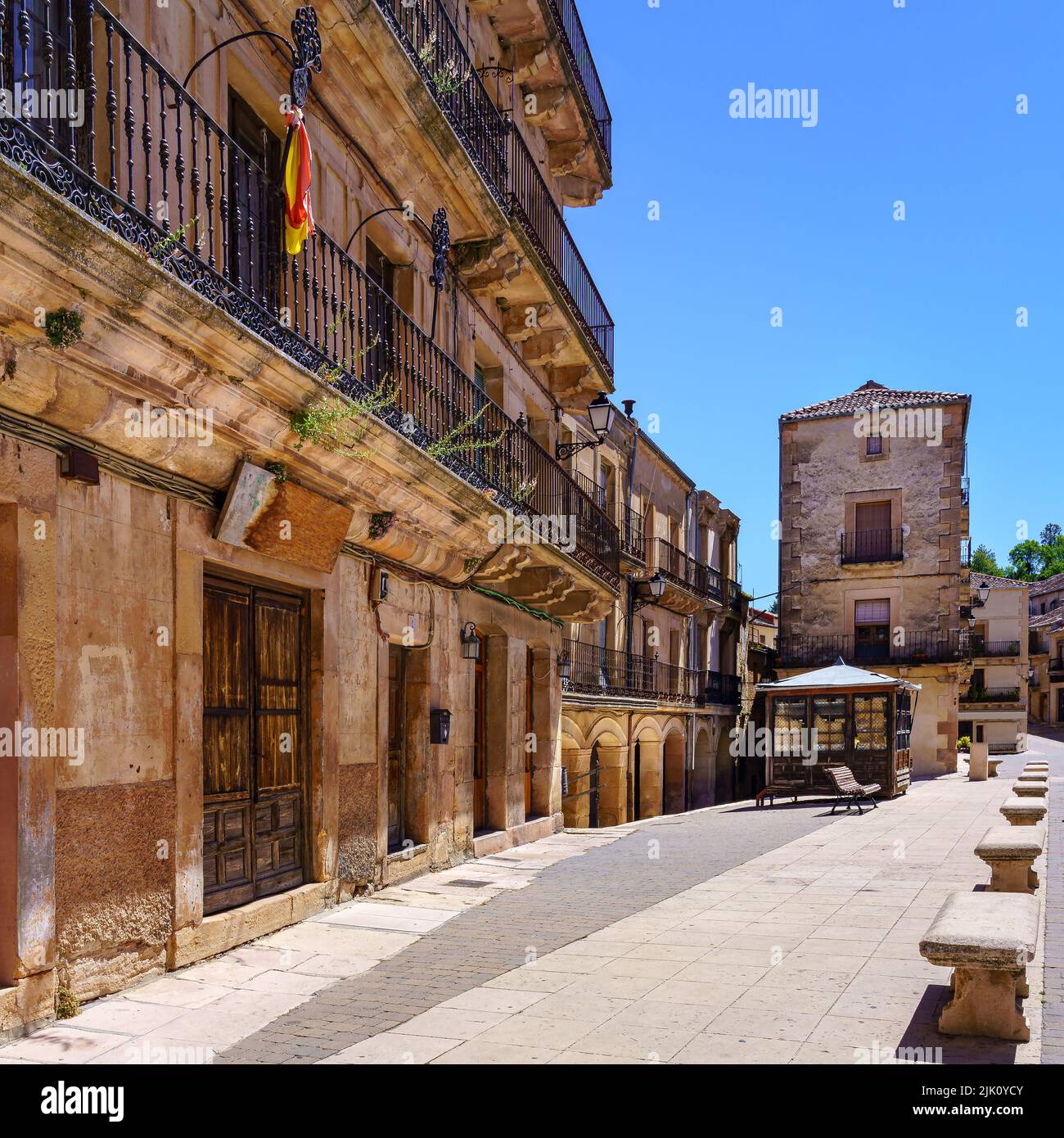 Altes Steingebäude in einer Altstadt mit Eisengeländern, Balkonen. Sepulveda, Segovia Spanien. Stockfoto