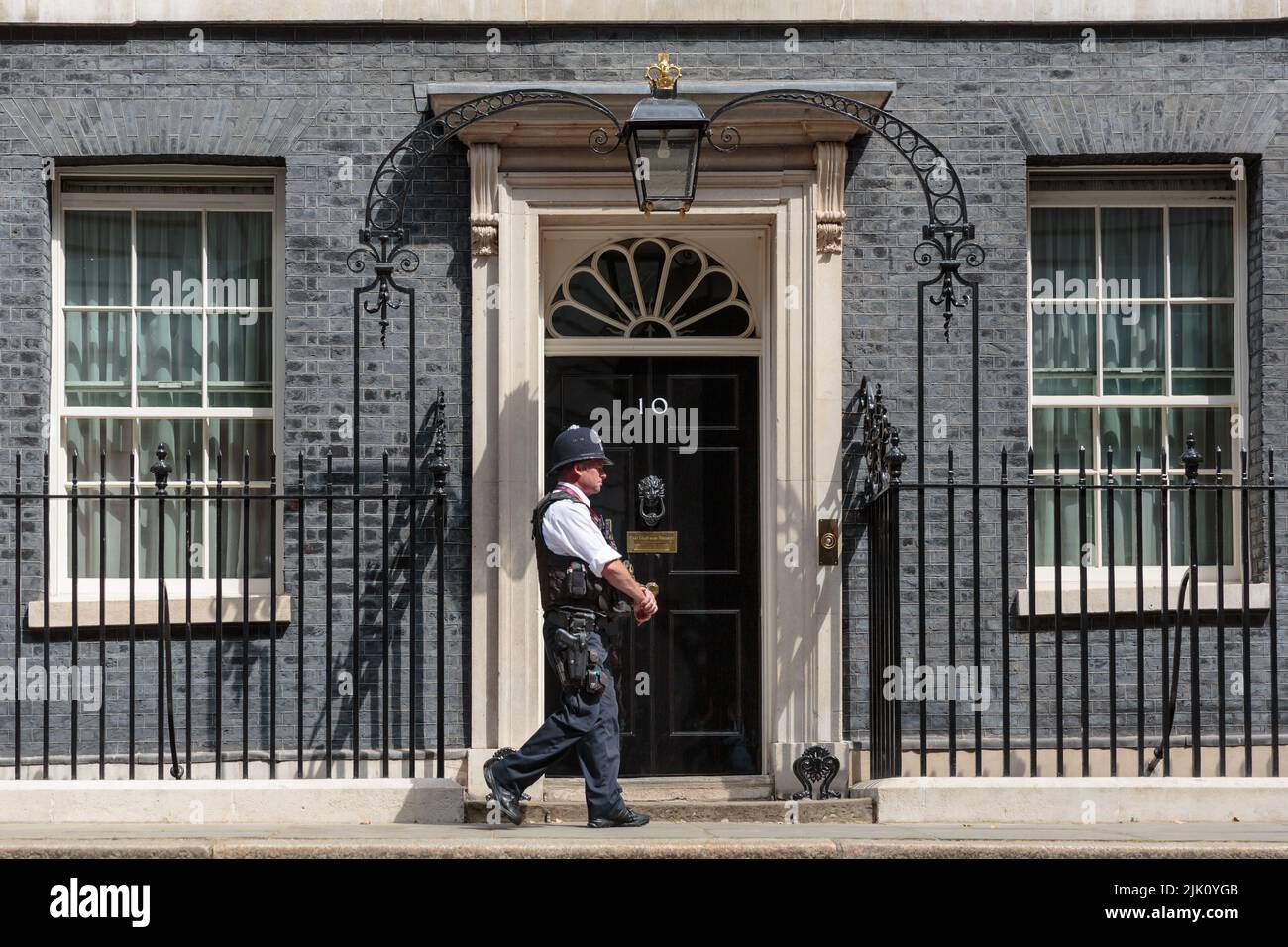 Police Officer Outside Number 10 Downing Street, London, UK.Amanda Rose/Alamy Live News Stockfoto