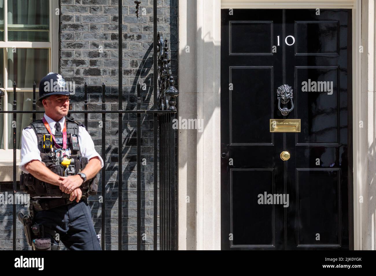 Police Officer Outside Number 10 Downing Street, London, UK.Amanda Rose/Alamy Live News Stockfoto