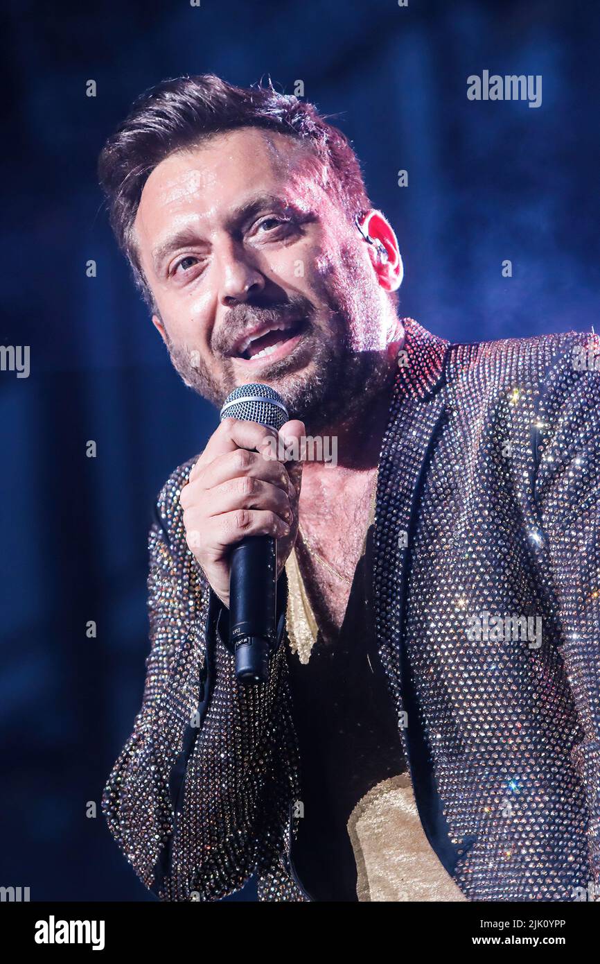 Der italienische Sänger Cesare Cremonini spielt live im Giuseppe Meazza Stadium in San Siro (Foto: Mairo Cinquetti / SOPA Images/Sipa USA) Stockfoto