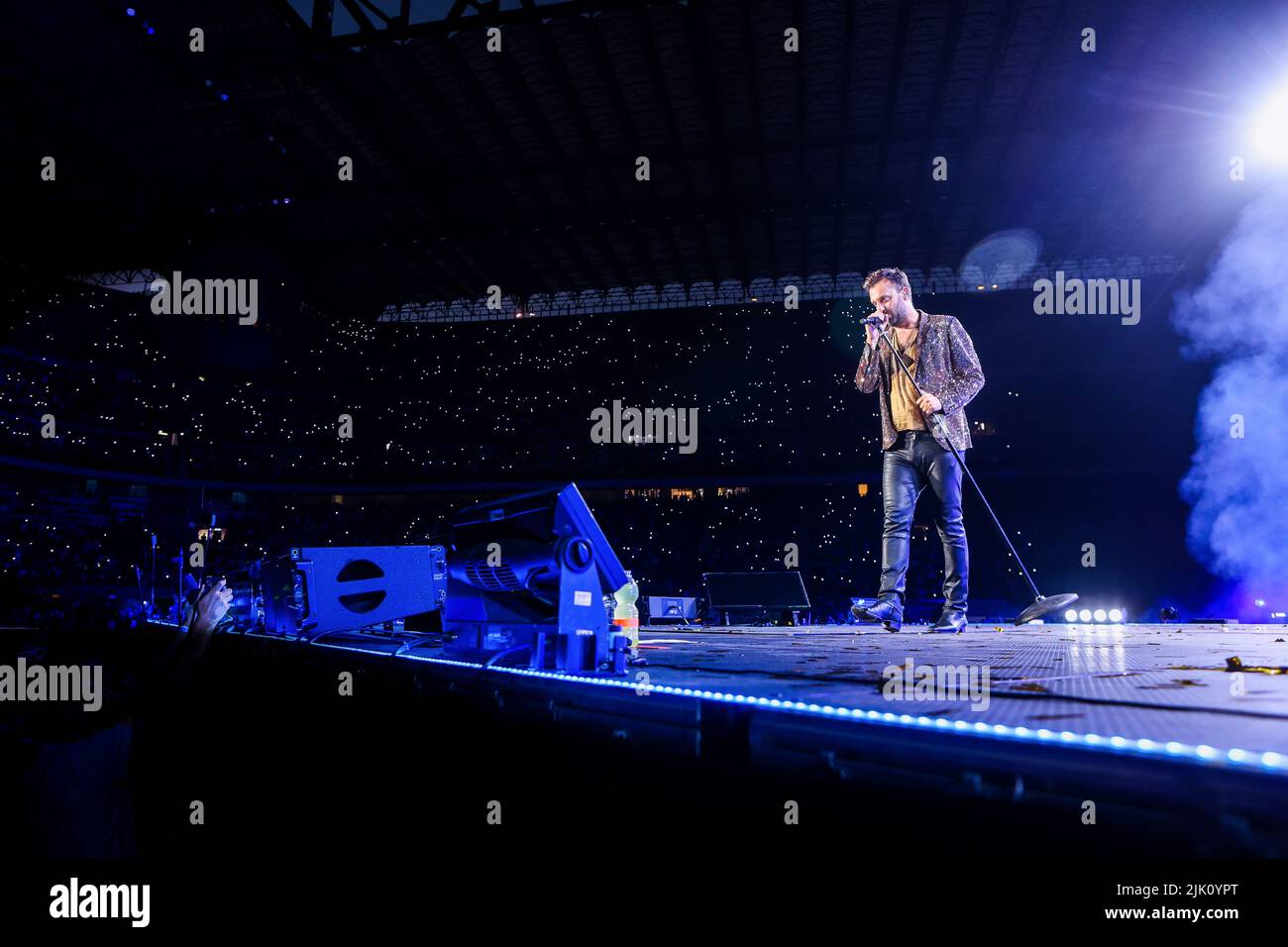 Der italienische Sänger Cesare Cremonini spielt live im Giuseppe Meazza Stadium in San Siro (Foto: Mairo Cinquetti / SOPA Images/Sipa USA) Stockfoto