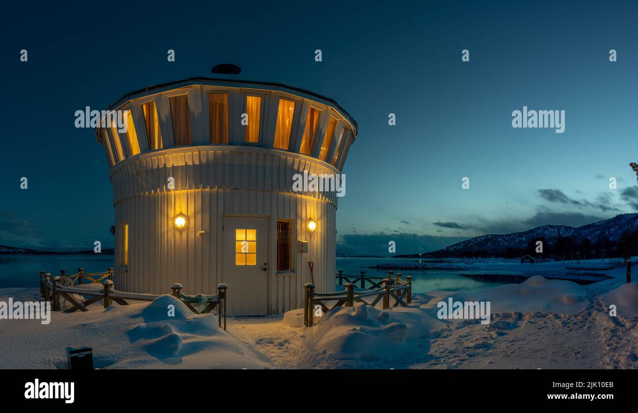 Ein Leuchtturm am Meer an einem Winterabend Stockfoto