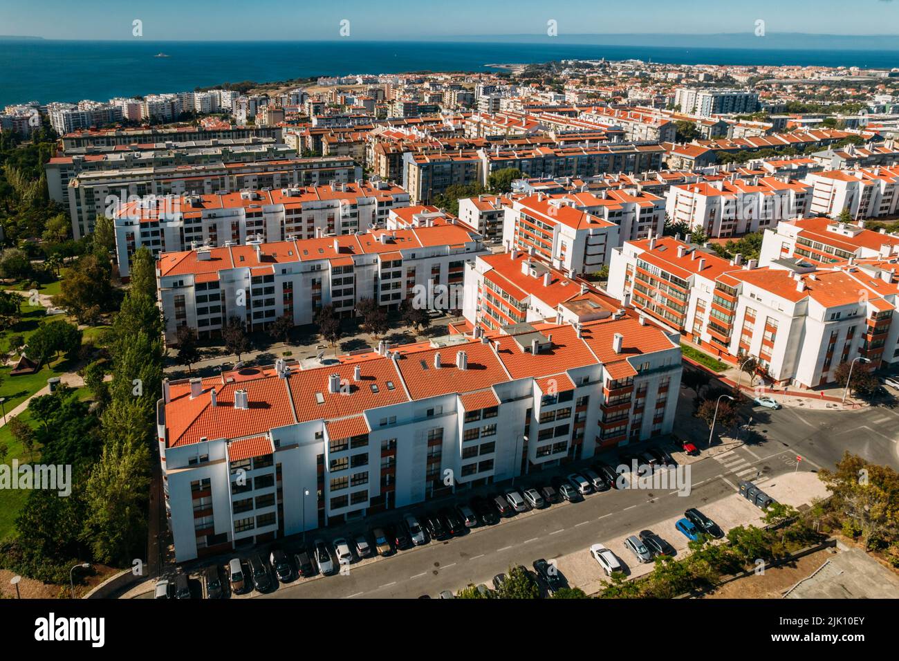Luftdrohnenaufnahme des Wohnviertels von Oeiras im Großraum Lissabon, Portugal Stockfoto