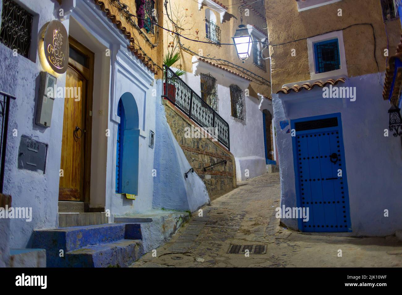 Chefchaouen, Marokko - 17. Januar 2022 : Gassen der blauen Stadt Chefchaouen bei Nacht Stockfoto
