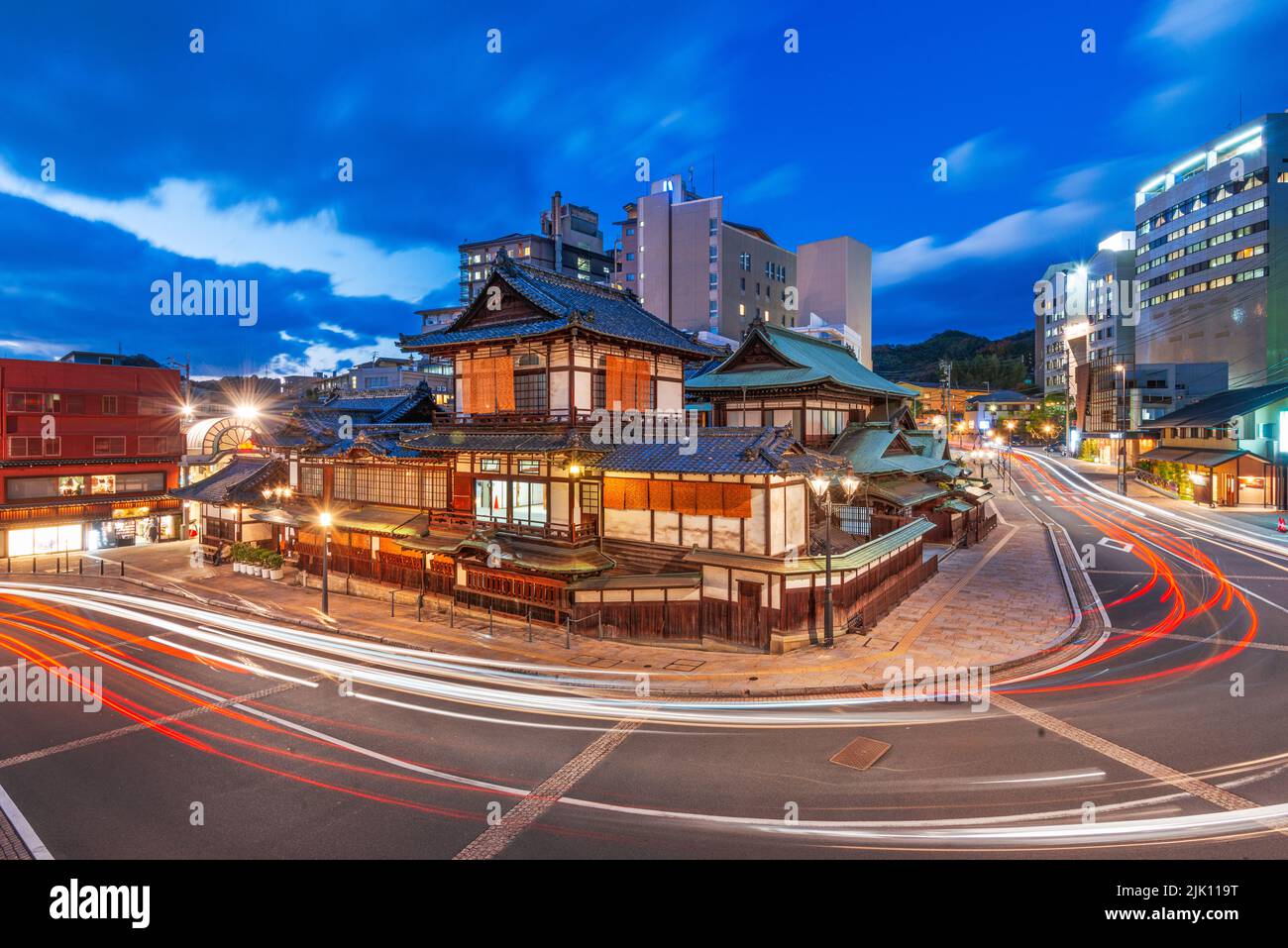 Matsuyama, die Skyline der japanischen Innenstadt im Badehaus Dogo Onsen in der Dämmerung. Stockfoto