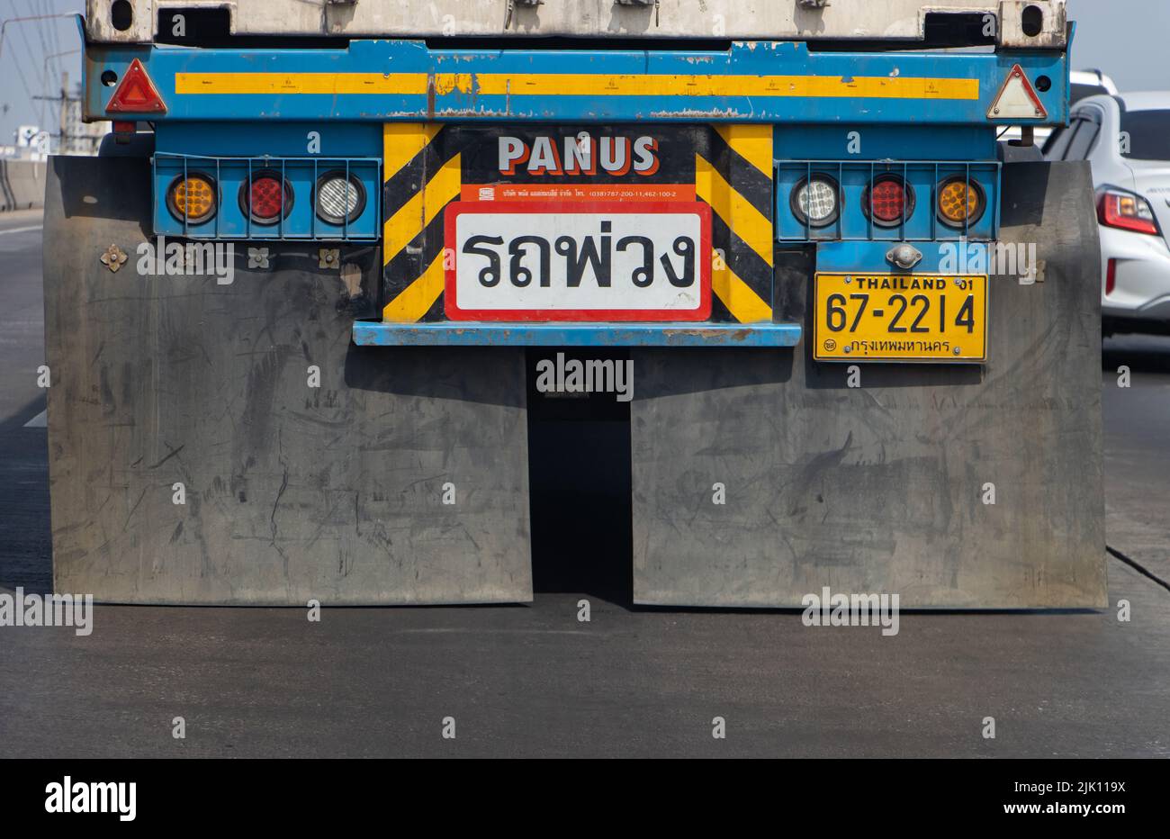 SAMUT PRAKAN, THAILAND, MÄRZ 19 2022, der detaillierte Blick auf das Hinterrad des LKW mit Schlammklappe, Hintergrundbeleuchtung und Zulassungsnummer - Führerschein Stockfoto