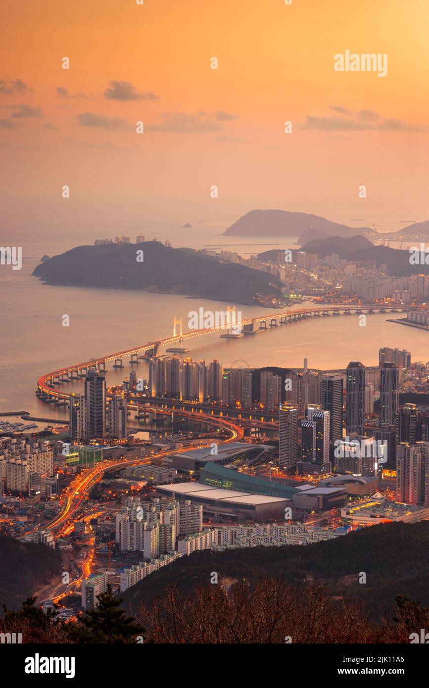 Skyline von Busan, Südkorea von oben in der Abenddämmerung. Stockfoto