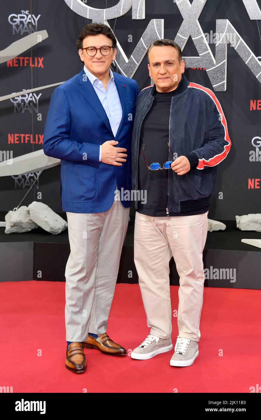 Joe Russo und Anthony Russo nehmen am 18. Juli 2022 an der Netflix-Sondervorführung „The Grey man“ im Zoo Palast in Berlin Teil. Stockfoto