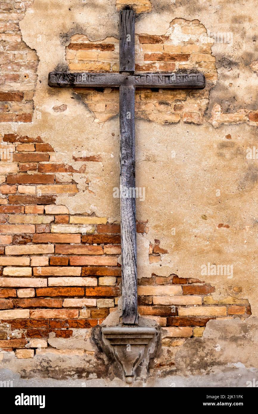 Kreuz auf der Außenseite der Kirche San Francesco d'Assisi, Loreto Aprutino, Italien Stockfoto