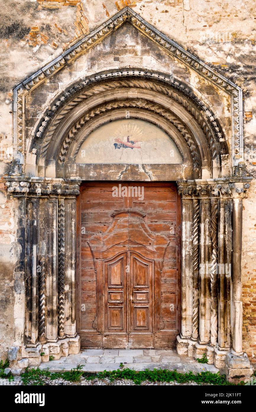 Gotisches Portal der Kirche San Francesco d'Assisi, Loreto Aprutino, Italien Stockfoto