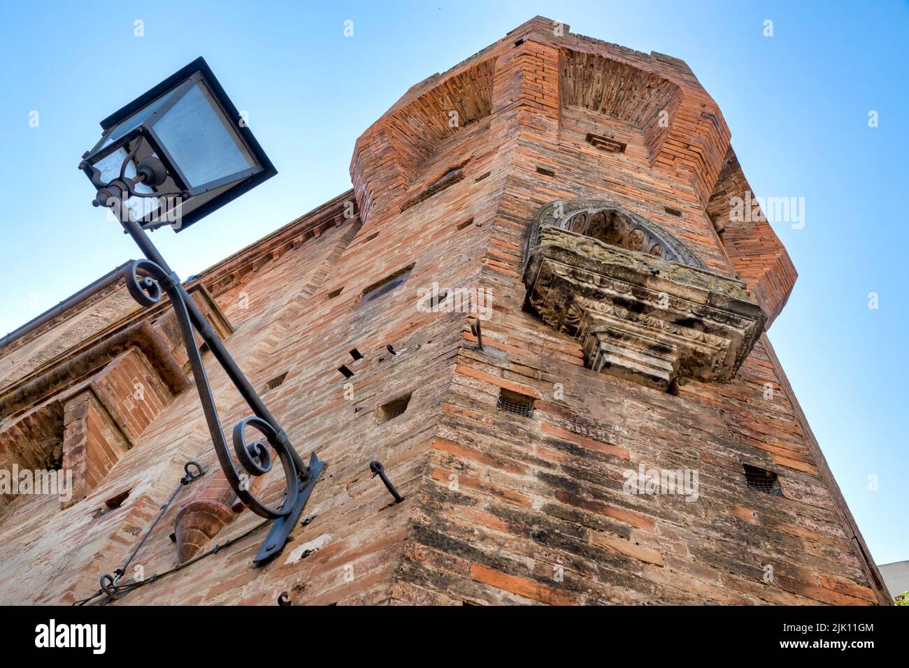Blick auf das kleine Schloss Amorotti (heute Ölmuseum), Loreto Aprutino, Italien Stockfoto