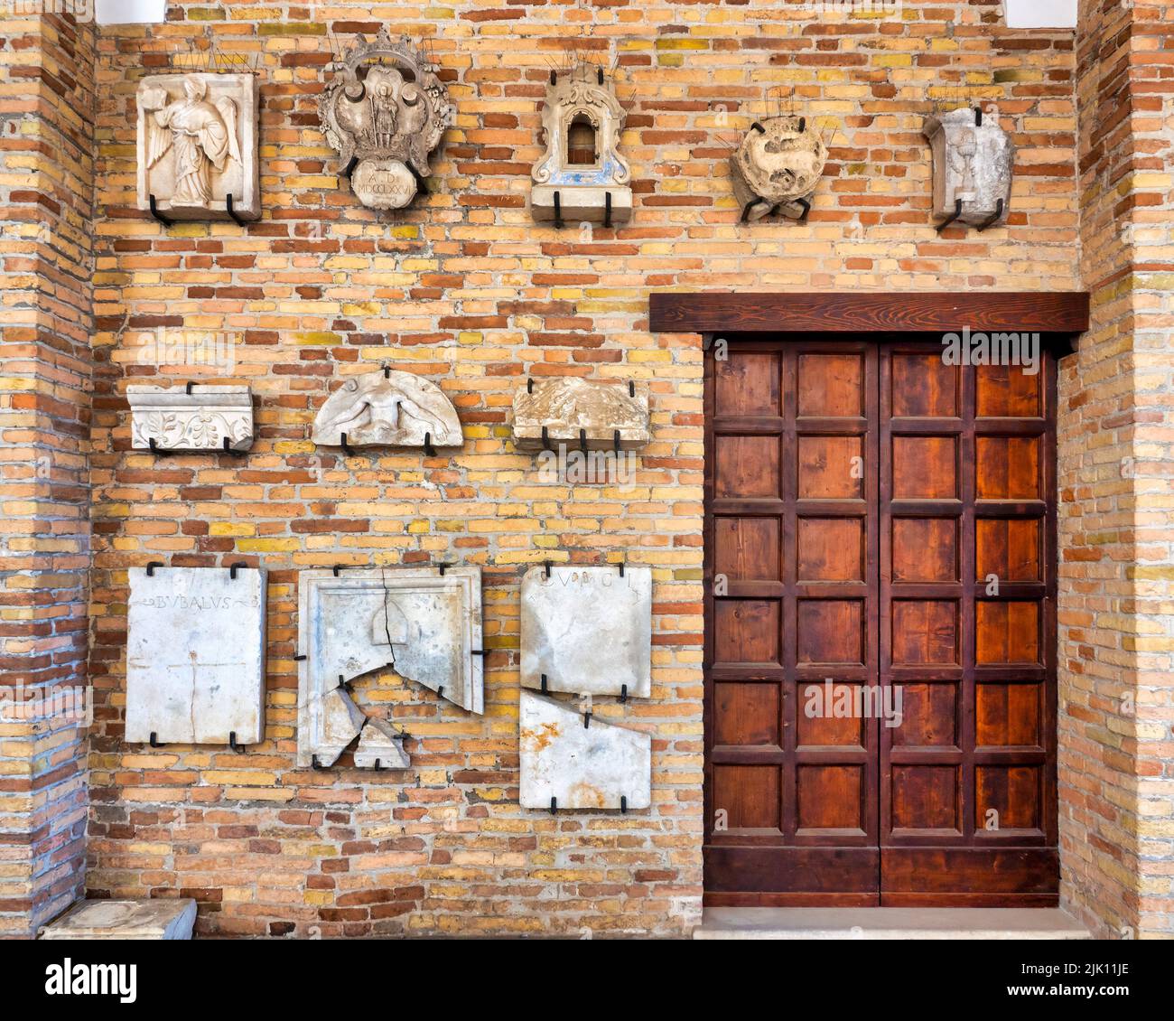 Wappen der Bischöfe und Herrscher im Portikus des Komplexes von San Pietro Apostolo, Loreto Aprutino, Italien Stockfoto