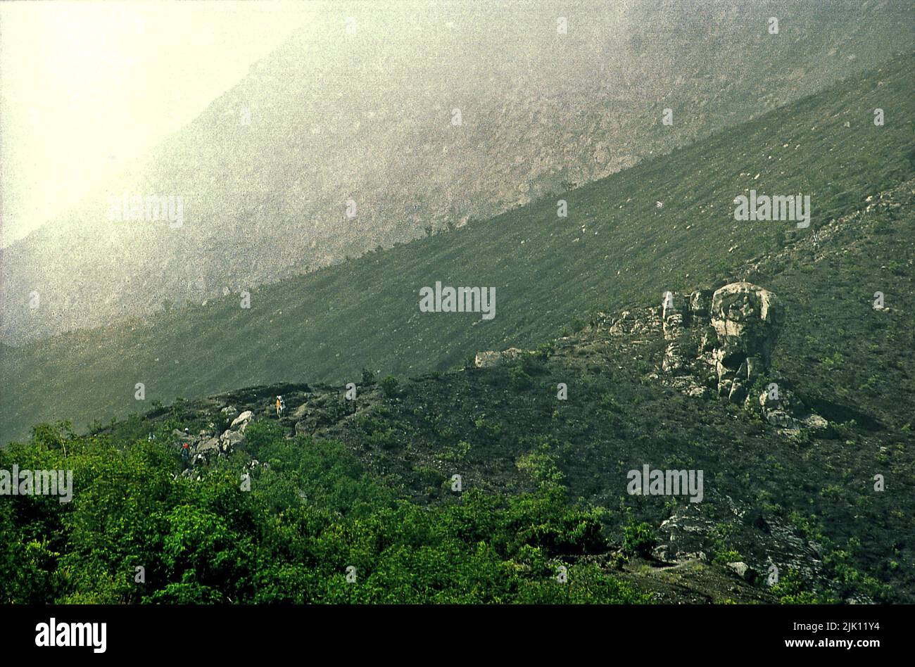 Ein Blick auf die Landschaft unter dem Gipfel des Monte Merapi ist von einem Pfad aus zu sehen, der von Selo, Boyolali, Zentral-Java, Indonesien, startet. Stockfoto